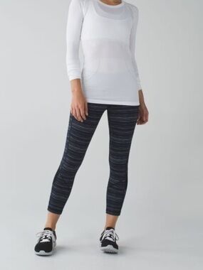 Rare lululemon athletica Pace Rival Crop 22” Cyber Stripe Naval Blue Black Size